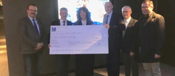 L’Amicale Parlementaire de Rugby remet un chèque à la Ligue Occitanie de Rugby